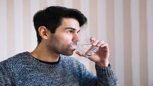 نوشیدن آب. چرا باید به میزان کافی آب بنوشیم؟